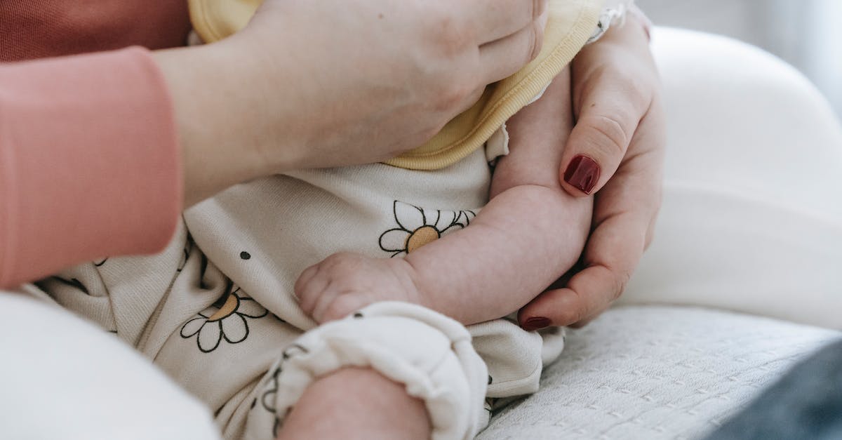 Feeding Baby Squirrels Diet, Hydration & Portions Guide [Video]